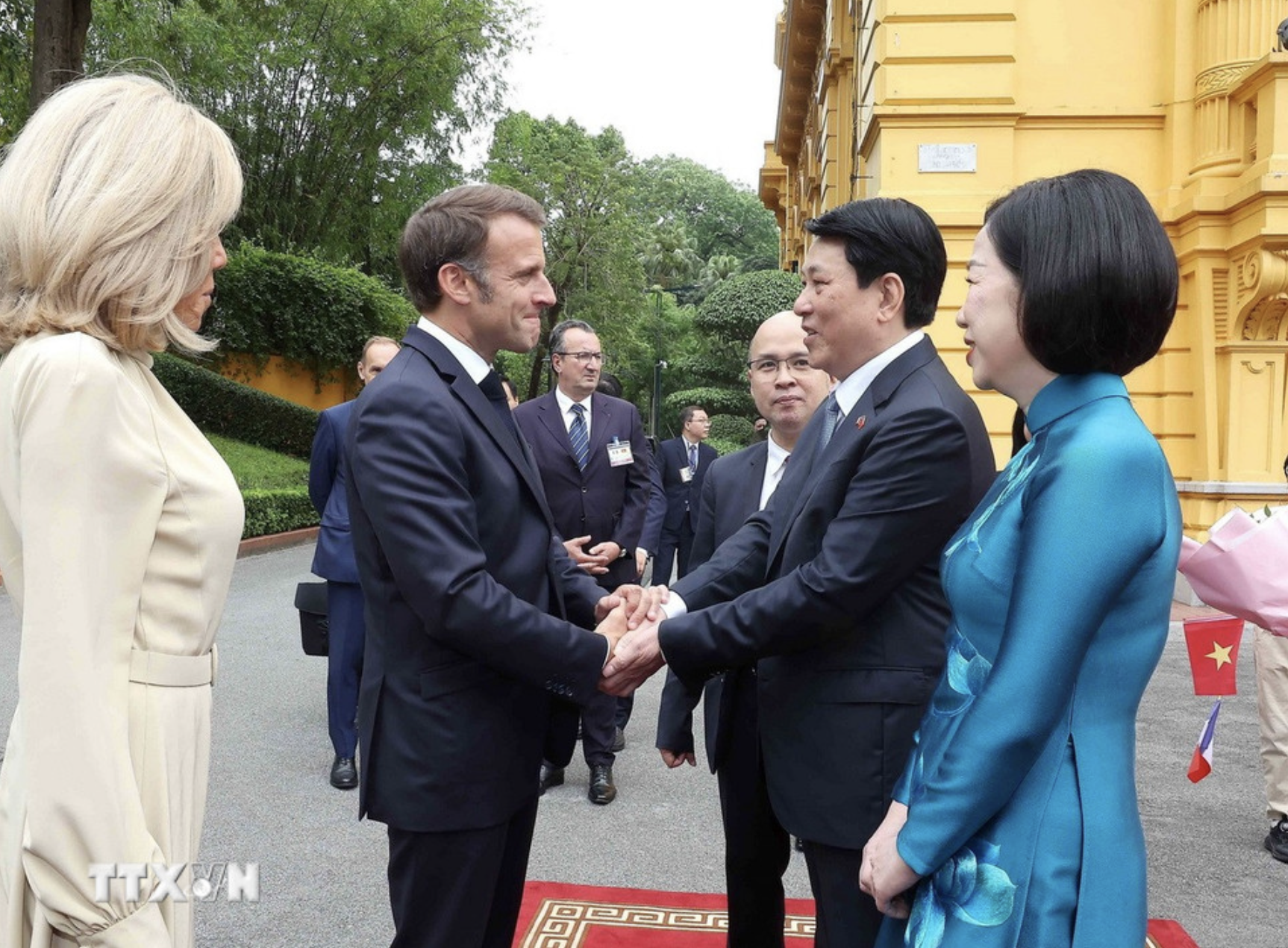 Chủ tịch nước Lương Cường chủ tr&igrave; lễ đ&oacute;n trọng thể Tổng thống Ph&aacute;p Emmanuel Macron- Ảnh 1.
