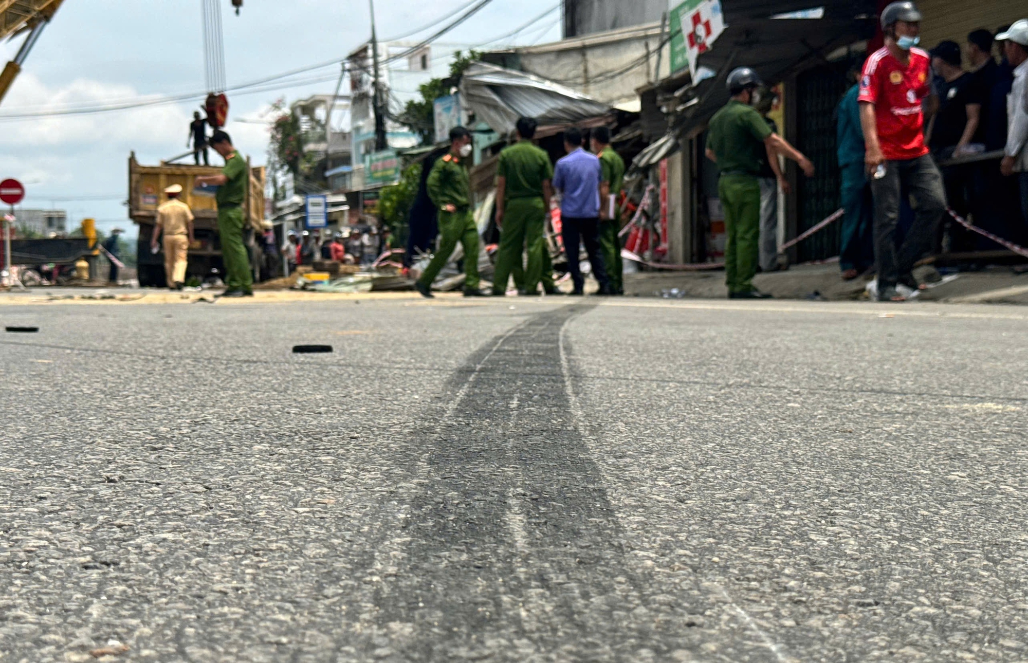 Vụ lật xe tải 4 người thương vong: Nhiều t&igrave;nh tiết bất ngờ dẫn đến tai nạn đau l&ograve;ng- Ảnh 2.
