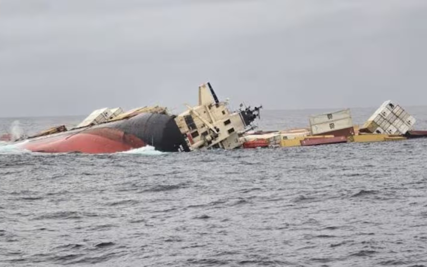 Ch&igrave;m t&agrave;u container ngo&agrave;i khơi bang Kerala, Ấn Độ ban bố t&igrave;nh trạng khẩn cấp