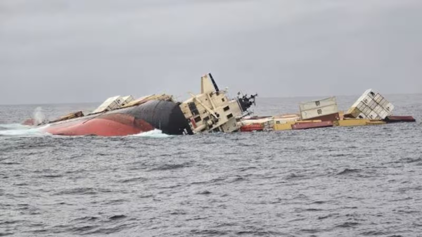 Chìm tàu container ngoài khơi bang Kerala, Ấn Độ ban bố tình trạng khẩn cấp- Ảnh 1. Chìm tàu container ngoài khơi bang Kerala, Ấn Độ ban bố tình trạng khẩn cấp- Ảnh 1.