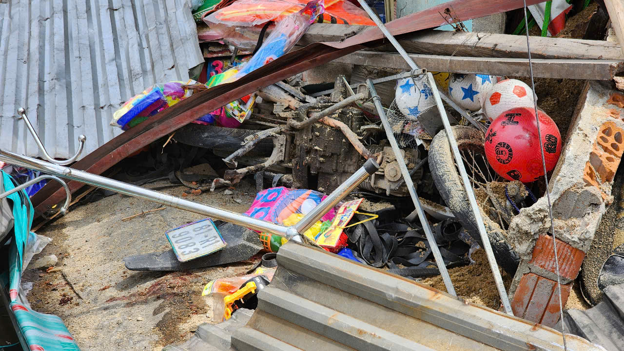 Cận cảnh hiện trường vụ lật xe tải chở c&aacute;t g&acirc;y chết người ở Quảng Ng&atilde;i- Ảnh 11.