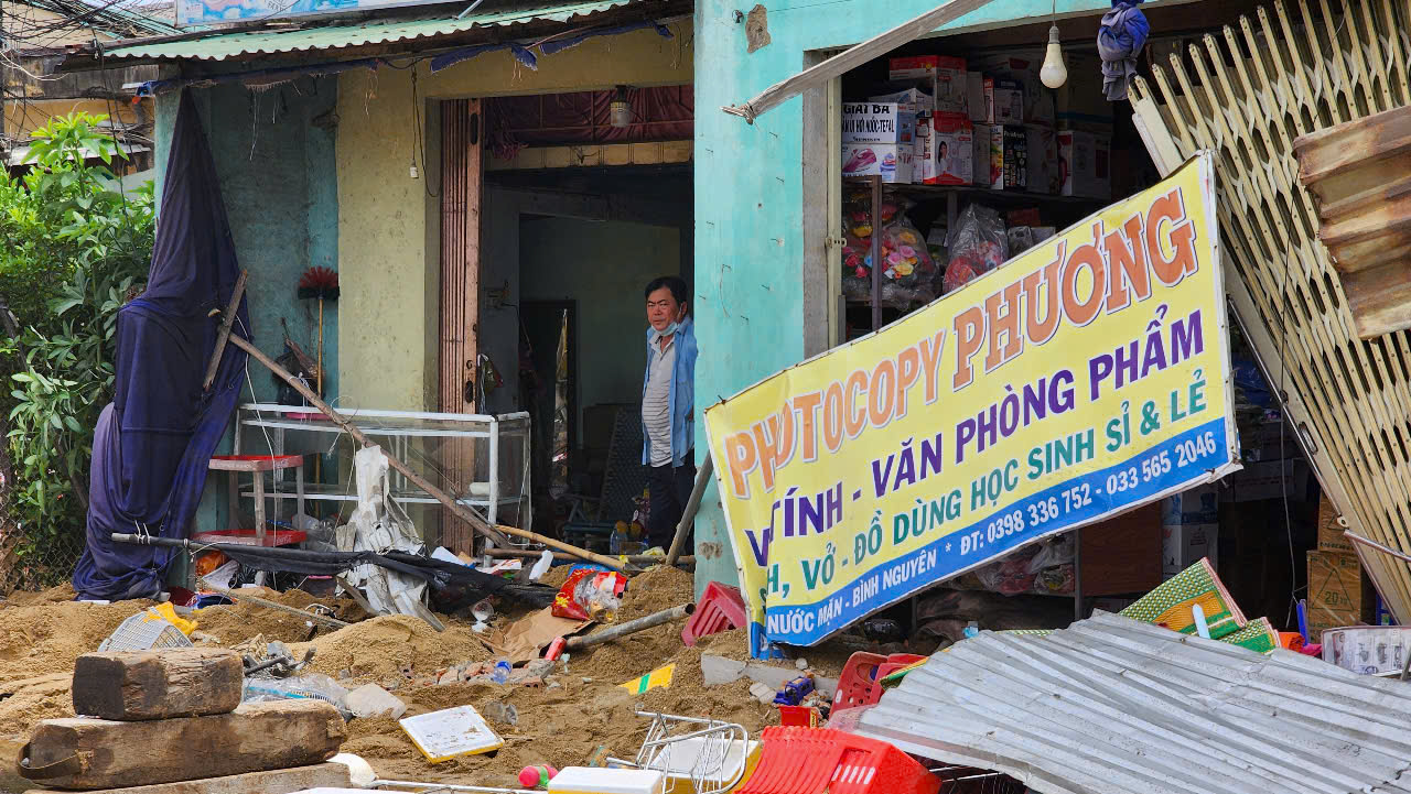 Cận cảnh hiện trường vụ lật xe tải chở c&aacute;t g&acirc;y chết người ở Quảng Ng&atilde;i- Ảnh 8.