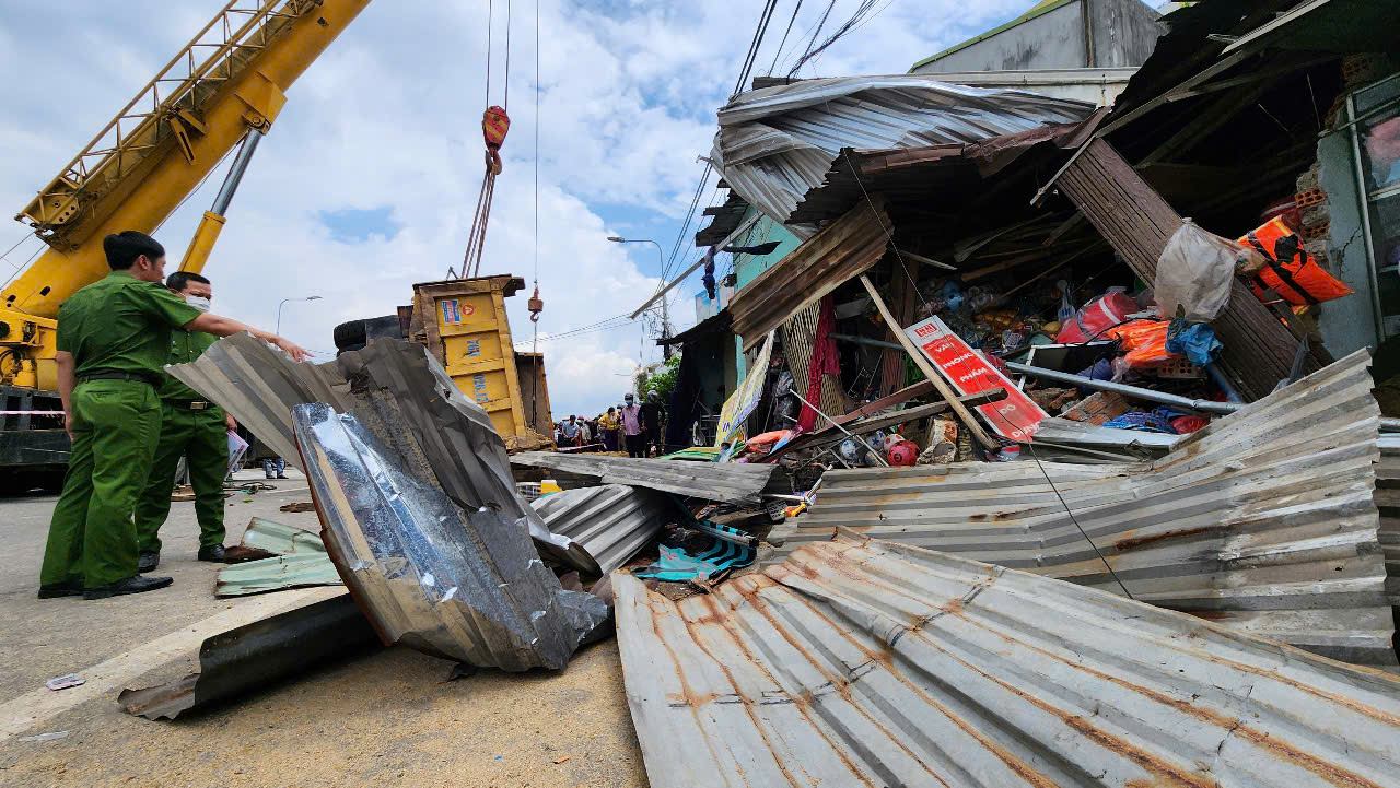 Danh tính các nạn nhân vụ lật xe ben gây chết người trên QL1 qua Quảng Ngãi- Ảnh 2. Danh tính các nạn nhân vụ lật xe ben gây chết người trên QL1 qua Quảng Ngãi- Ảnh 2.