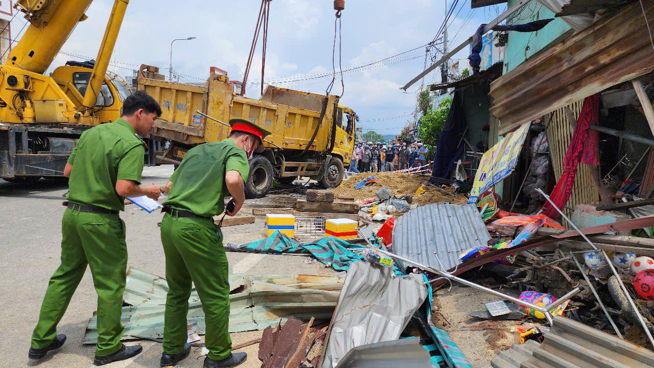 Cận cảnh hiện trường vụ lật xe tải chở c&aacute;t g&acirc;y chết người ở Quảng Ng&atilde;i- Ảnh 7.