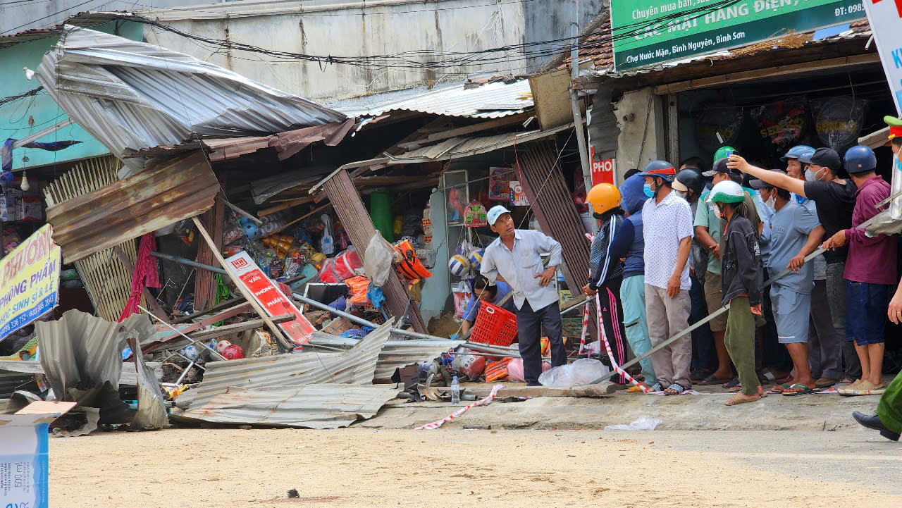 Cận cảnh hiện trường vụ lật xe tải chở c&aacute;t g&acirc;y chết người ở Quảng Ng&atilde;i- Ảnh 4.