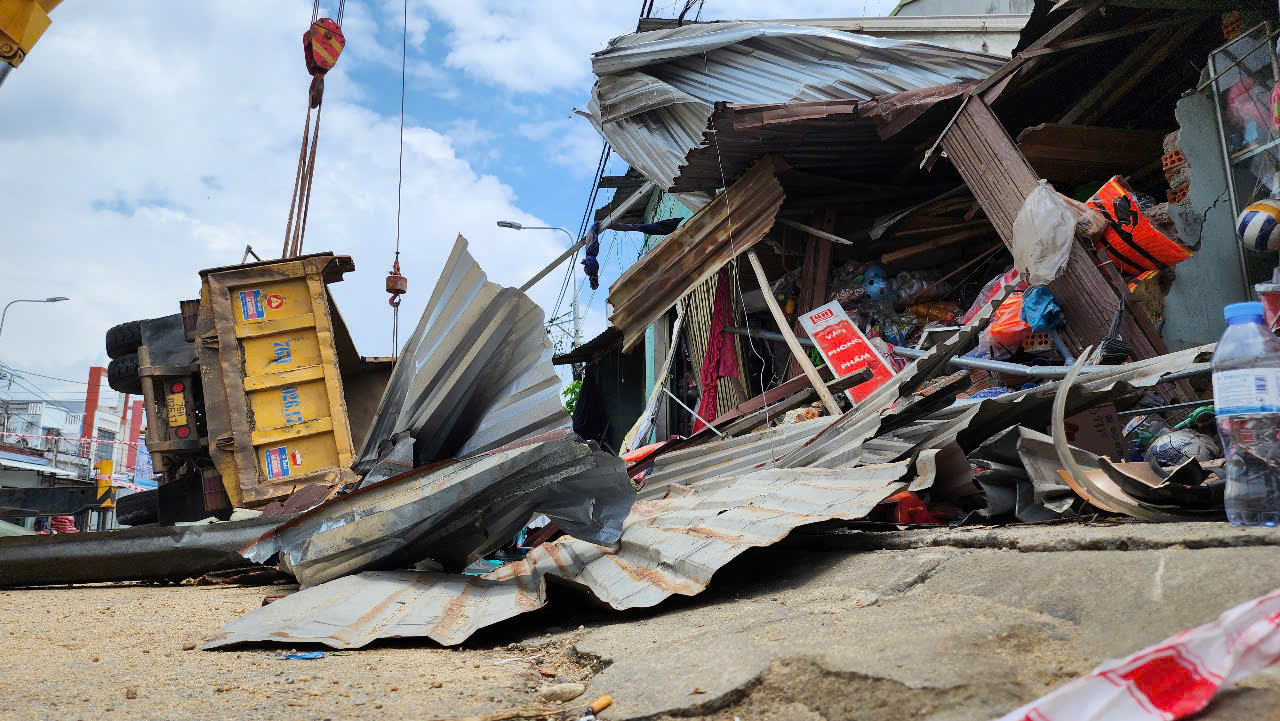 Cận cảnh hiện trường vụ lật xe tải chở c&aacute;t g&acirc;y chết người ở Quảng Ng&atilde;i- Ảnh 1.