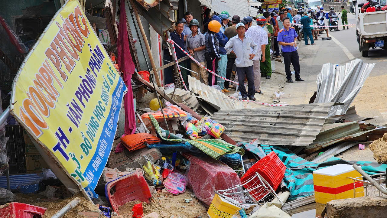 Cận cảnh hiện trường vụ lật xe tải chở c&aacute;t g&acirc;y chết người ở Quảng Ng&atilde;i- Ảnh 10.