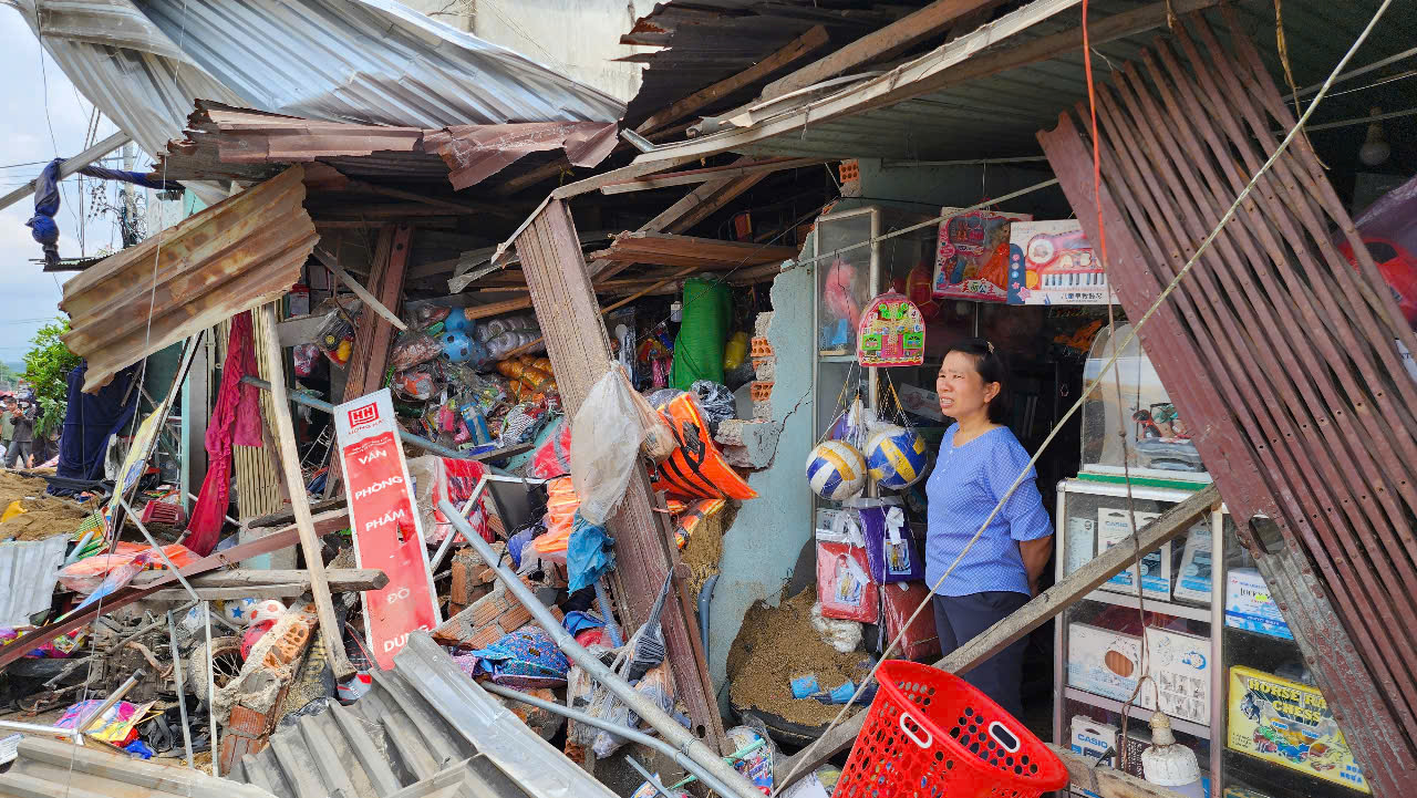 Cận cảnh hiện trường vụ lật xe tải chở c&aacute;t g&acirc;y chết người ở Quảng Ng&atilde;i- Ảnh 6.