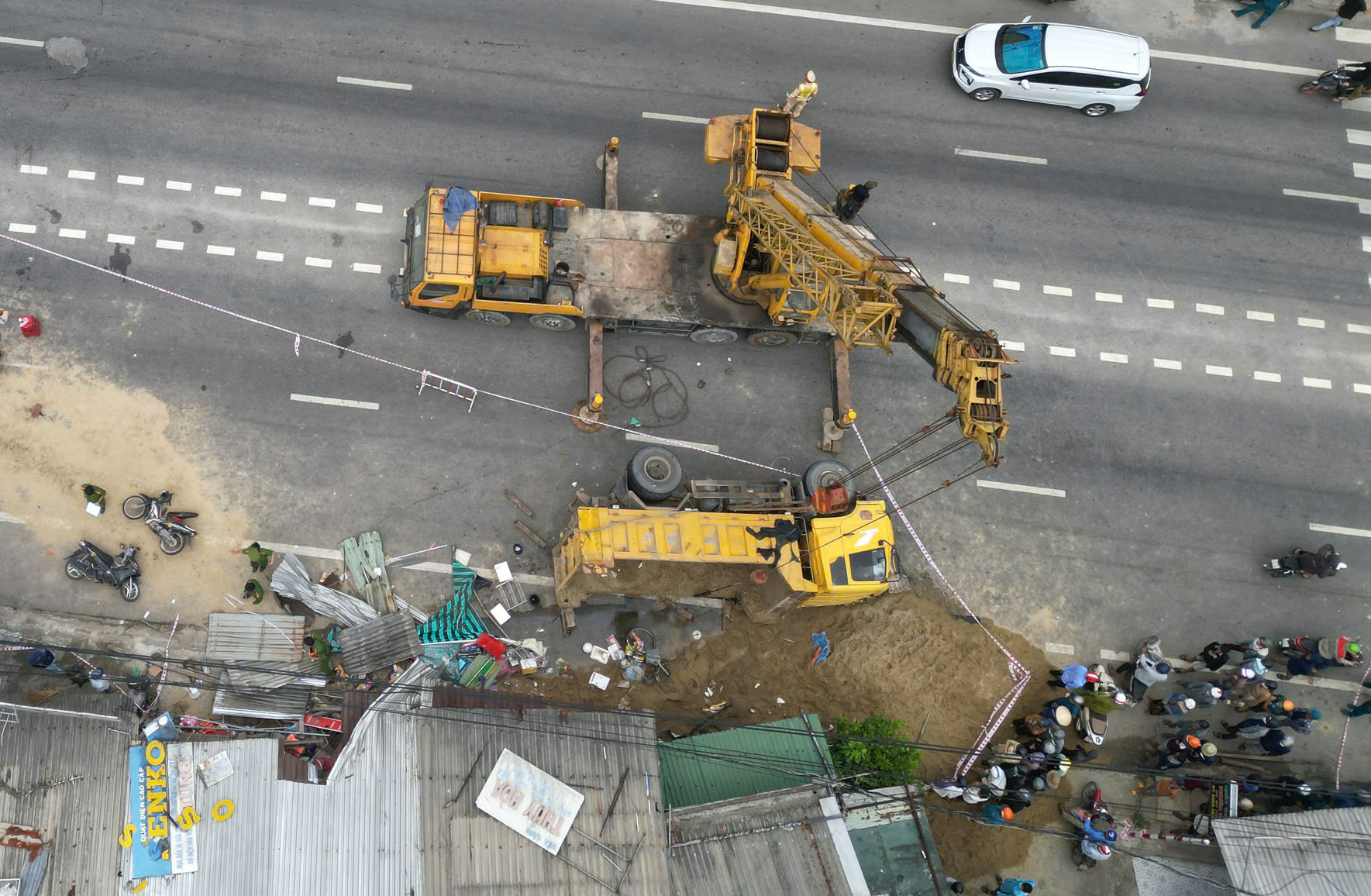 Cận cảnh hiện trường vụ lật xe tải chở c&aacute;t g&acirc;y chết người ở Quảng Ng&atilde;i- Ảnh 12.