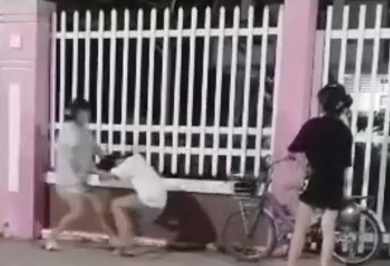 X&aacute;c minh hai clip nữ sinh đ&aacute;nh bạn d&atilde; man ở An Giang- Ảnh 1.
