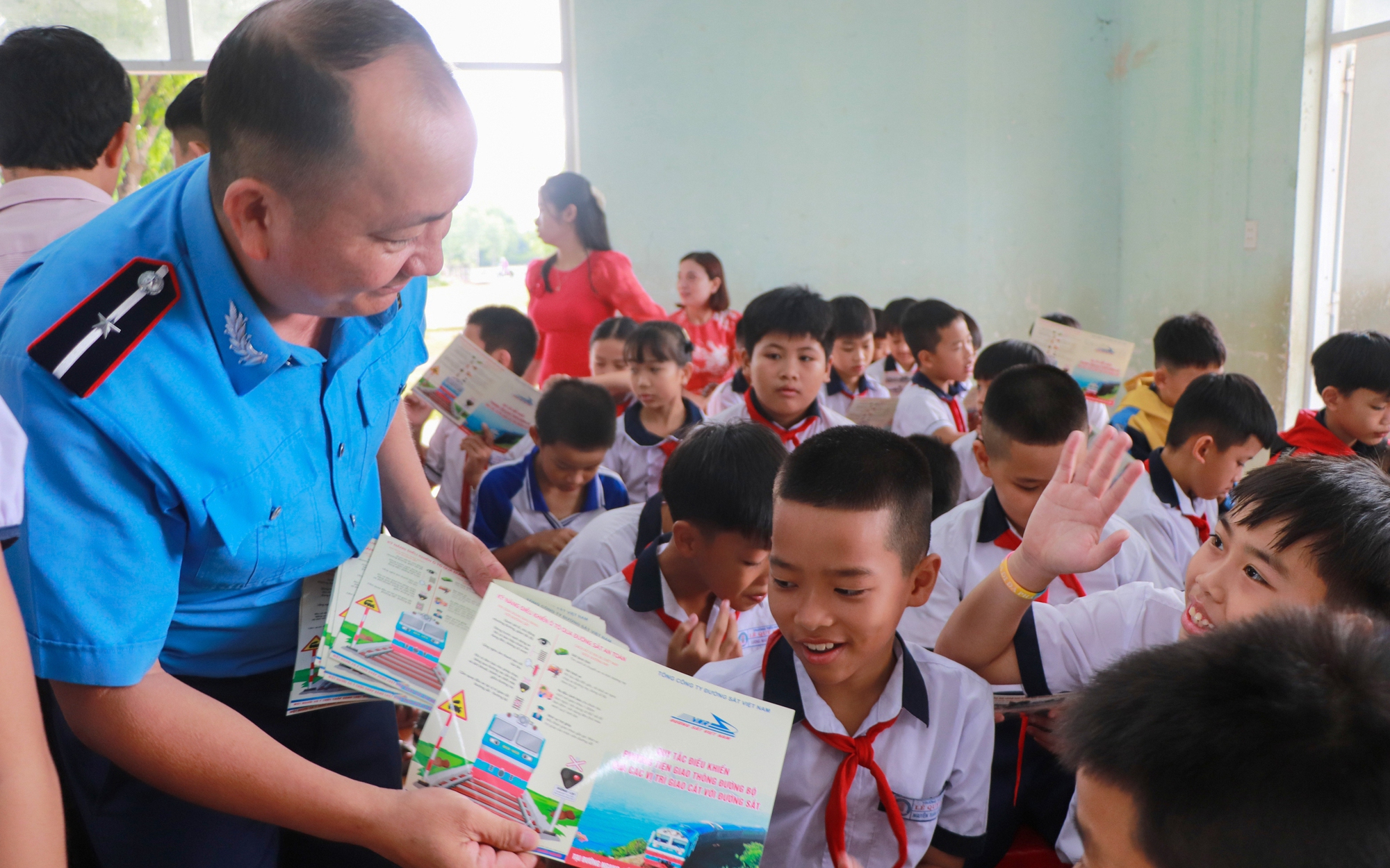 Quảng Nam: Gần 200 học sinh tiểu học tham gia buổi tuy&ecirc;n truyền về an to&agrave;n đường sắt