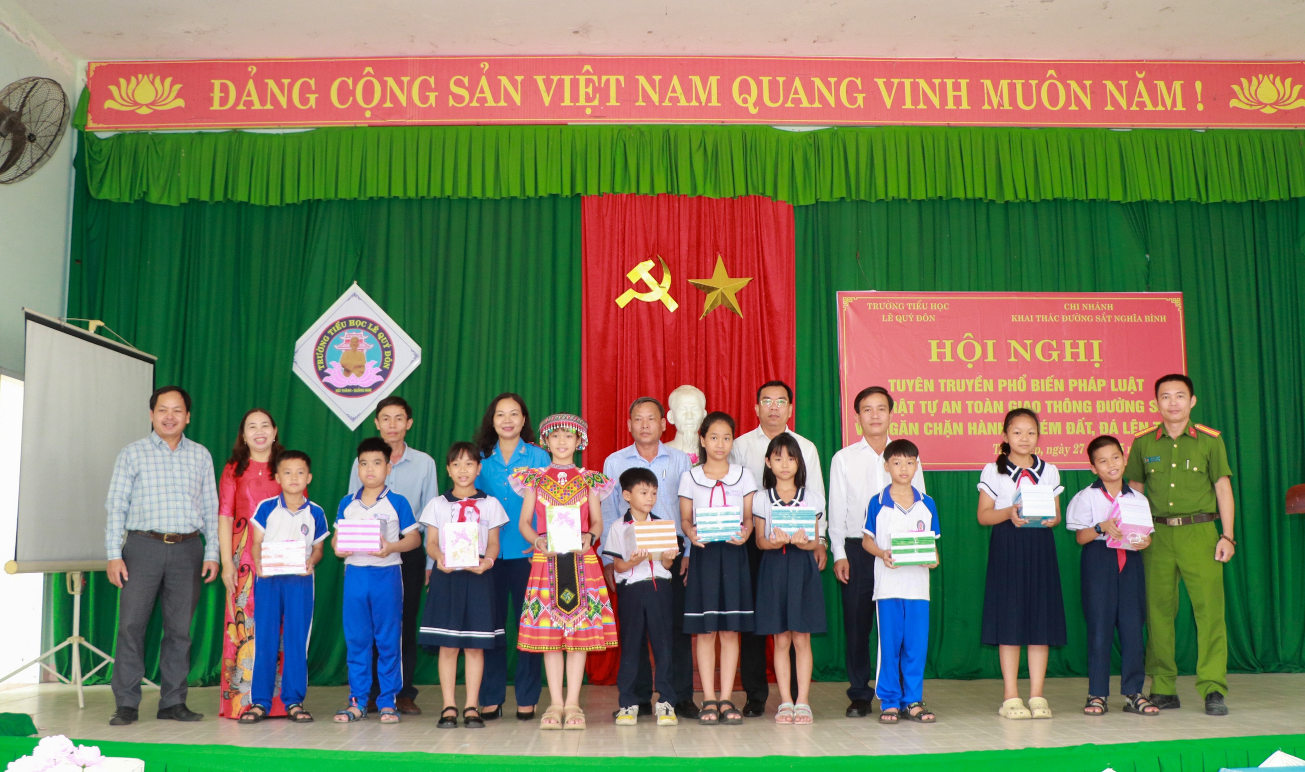 Quảng Nam: Gần 200 học sinh tiểu học tham gia buổi tuyên truyền về an toàn đường sắt- Ảnh 3. Quảng Nam: Gần 200 học sinh tiểu học tham gia buổi tuyên truyền về an toàn đường sắt- Ảnh 3.