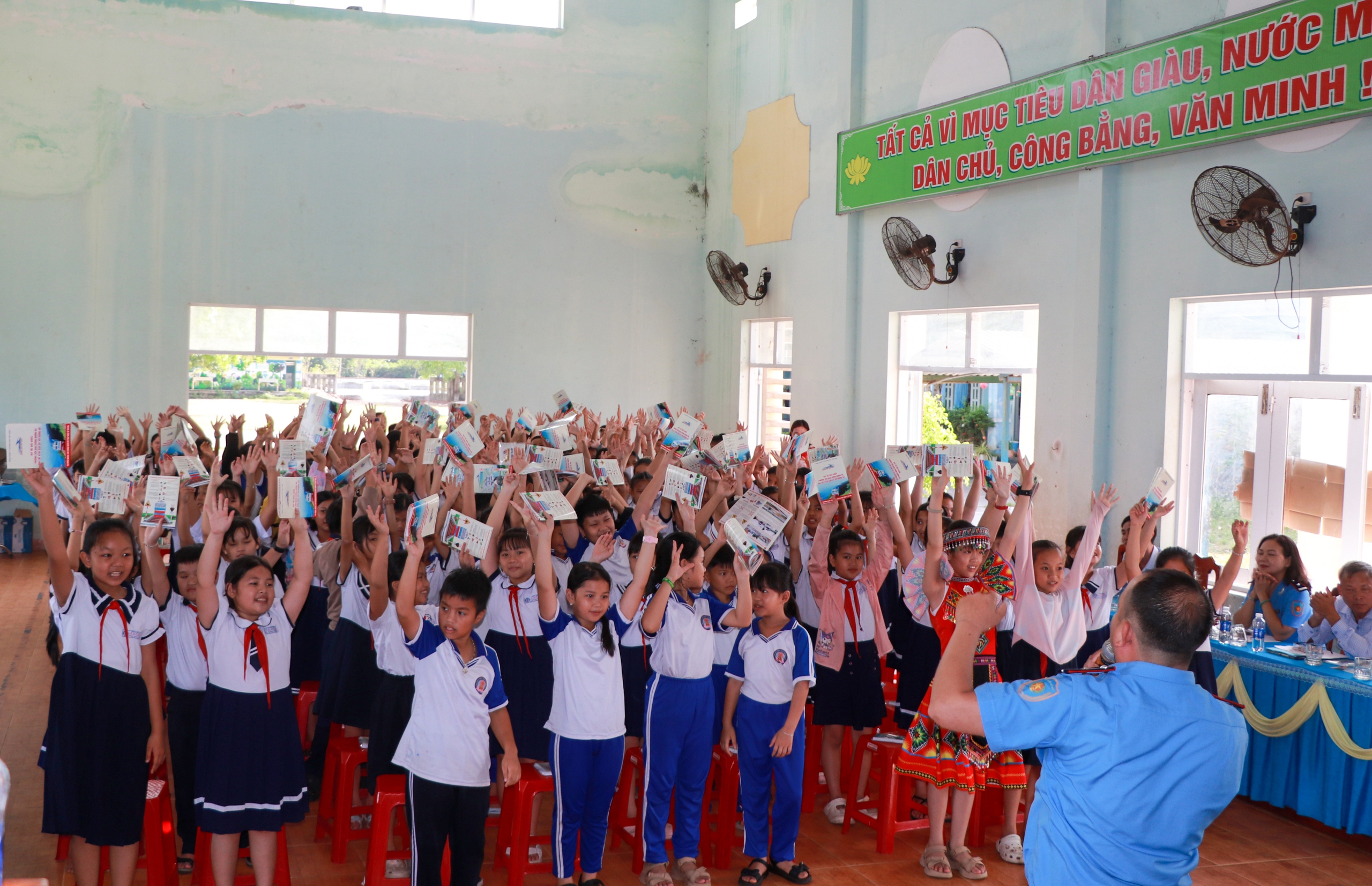 Quảng Nam: Gần 200 học sinh tiểu học tham gia buổi tuyên truyền về an toàn đường sắt- Ảnh 4. Quảng Nam: Gần 200 học sinh tiểu học tham gia buổi tuyên truyền về an toàn đường sắt- Ảnh 4.