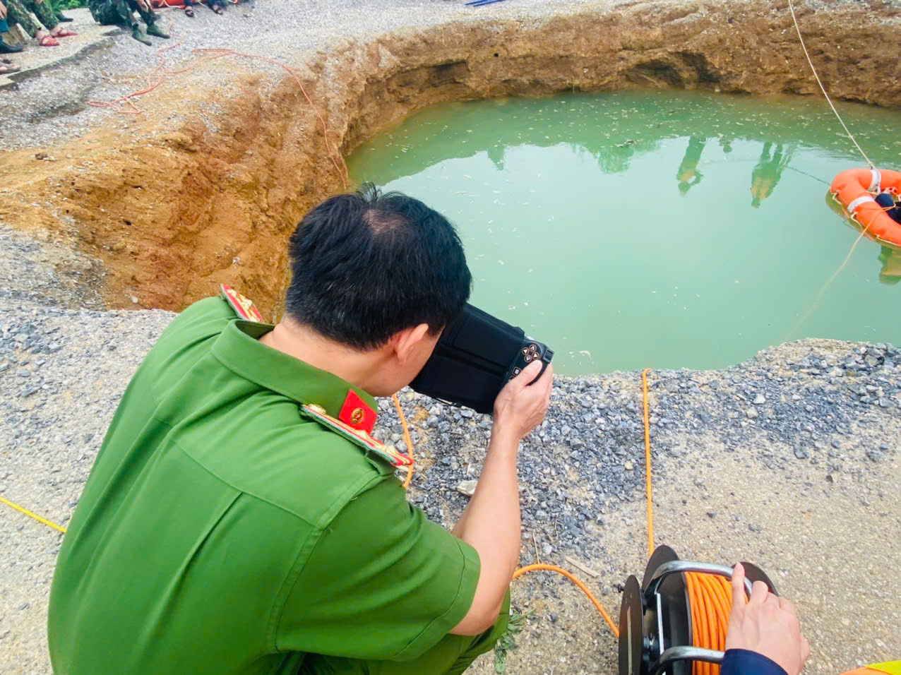 Dùng camera chuyên dụng tìm kiếm nạn nhân rơi "hố tử thần" mất tích ở Bắc Kạn- Ảnh 2. Dùng camera chuyên dụng tìm kiếm nạn nhân rơi "hố tử thần" mất tích ở Bắc Kạn- Ảnh 2.