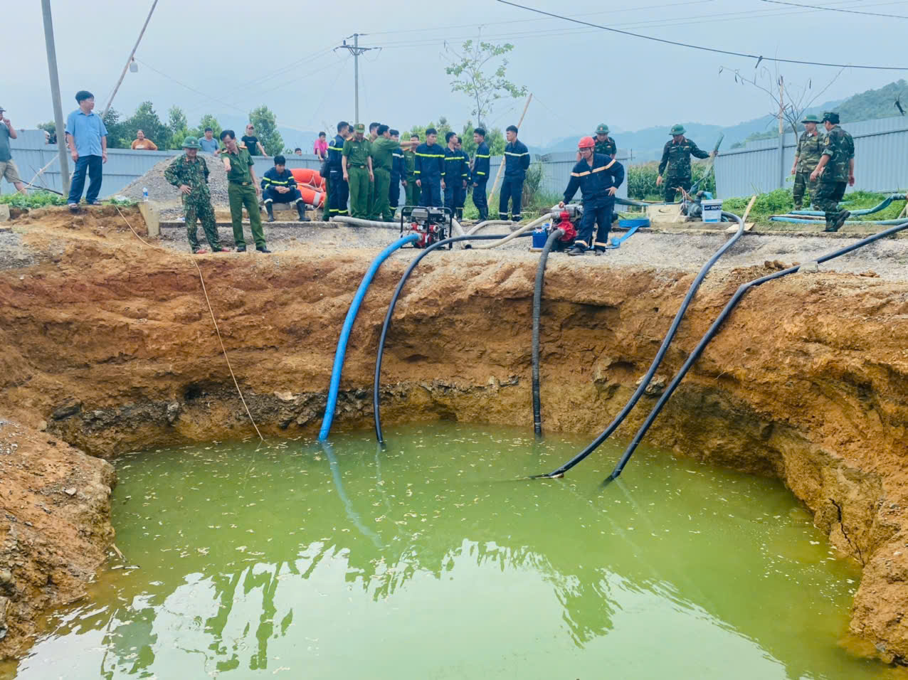 Dùng camera chuyên dụng tìm kiếm nạn nhân rơi "hố tử thần" mất tích ở Bắc Kạn- Ảnh 3. Dùng camera chuyên dụng tìm kiếm nạn nhân rơi "hố tử thần" mất tích ở Bắc Kạn- Ảnh 3.