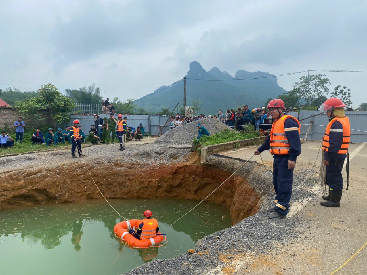 Camera ghi khoảnh khắc xe m&aacute;y lao xuống "hố tử thần" ở Bắc Kạn- Ảnh 1.