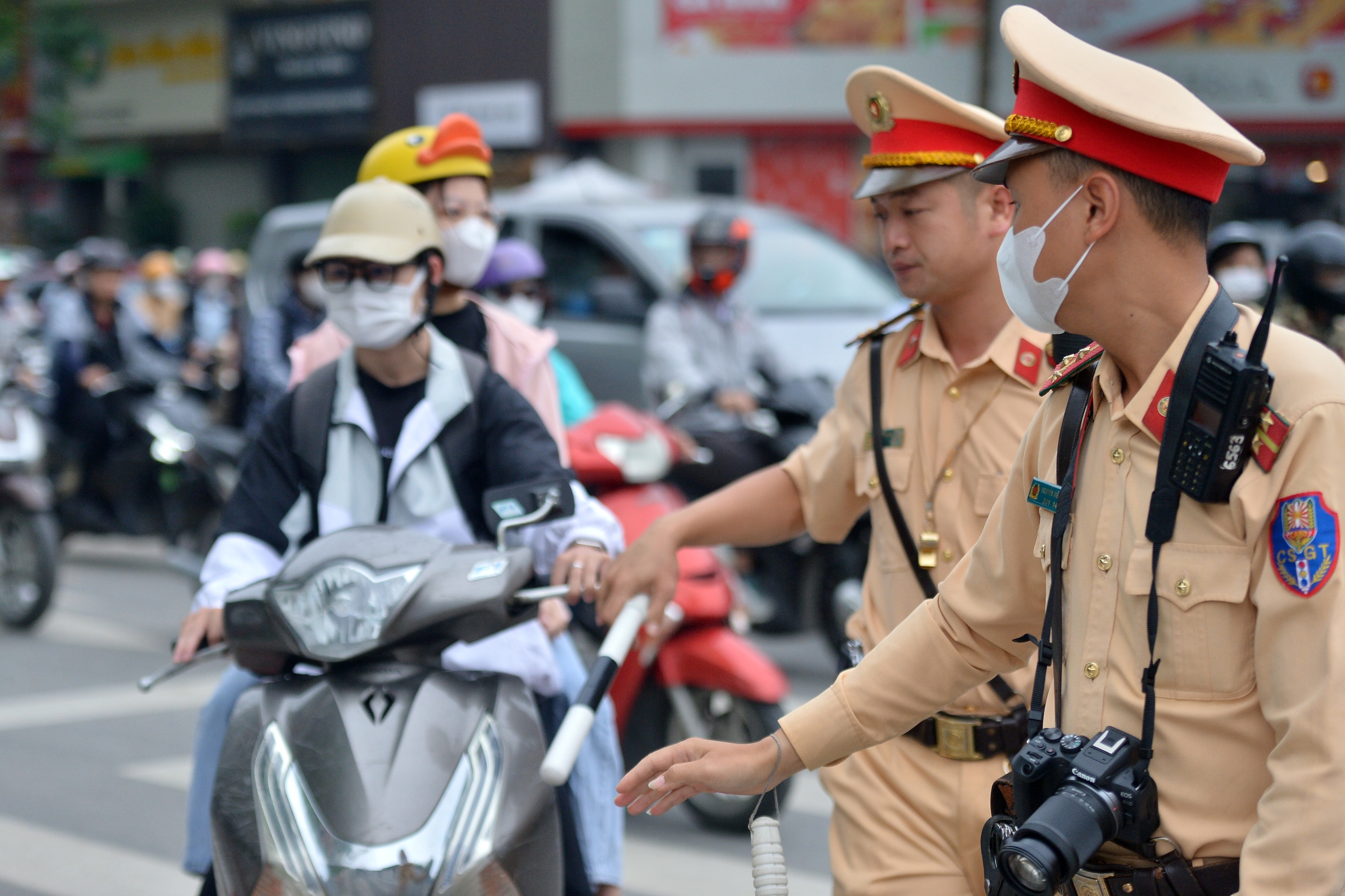 H&agrave; Nội: Cận cảnh camera lưu động bắt lỗi vi phạm, loạt t&agrave;i xế bị xử phạt- Ảnh 3.