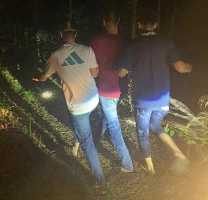 Bắt kẻ ph&oacute;ng hỏa cửa h&agrave;ng phụ t&ugrave;ng xe m&aacute;y khi đang lẩn trốn tr&ecirc;n rừng ở Bắc Giang- Ảnh 1.