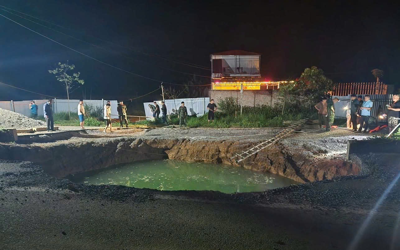 Dùng camera chuyên dụng tìm kiếm nạn nhân rơi "hố tử thần" mất tích ở Bắc Kạn- Ảnh 4. Bắc Kạn: Người đi xe máy lao xuống 'hố tử thần' mất tích