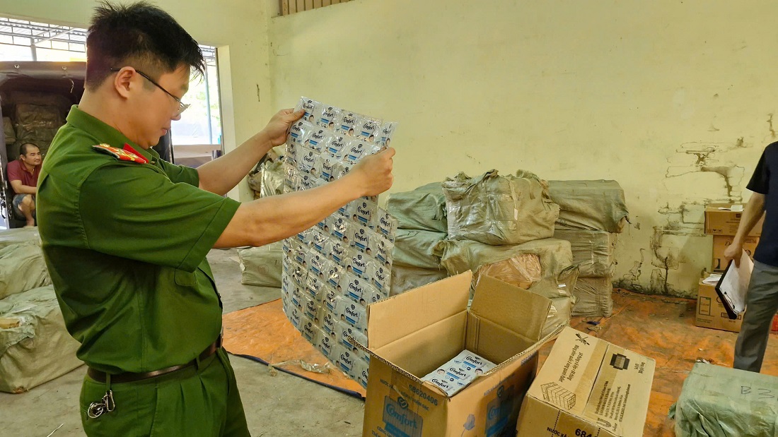 C&ocirc;ng an Nghệ An khởi tố 4 đối tượng về tội bu&ocirc;n b&aacute;n h&agrave;ng giả- Ảnh 3.