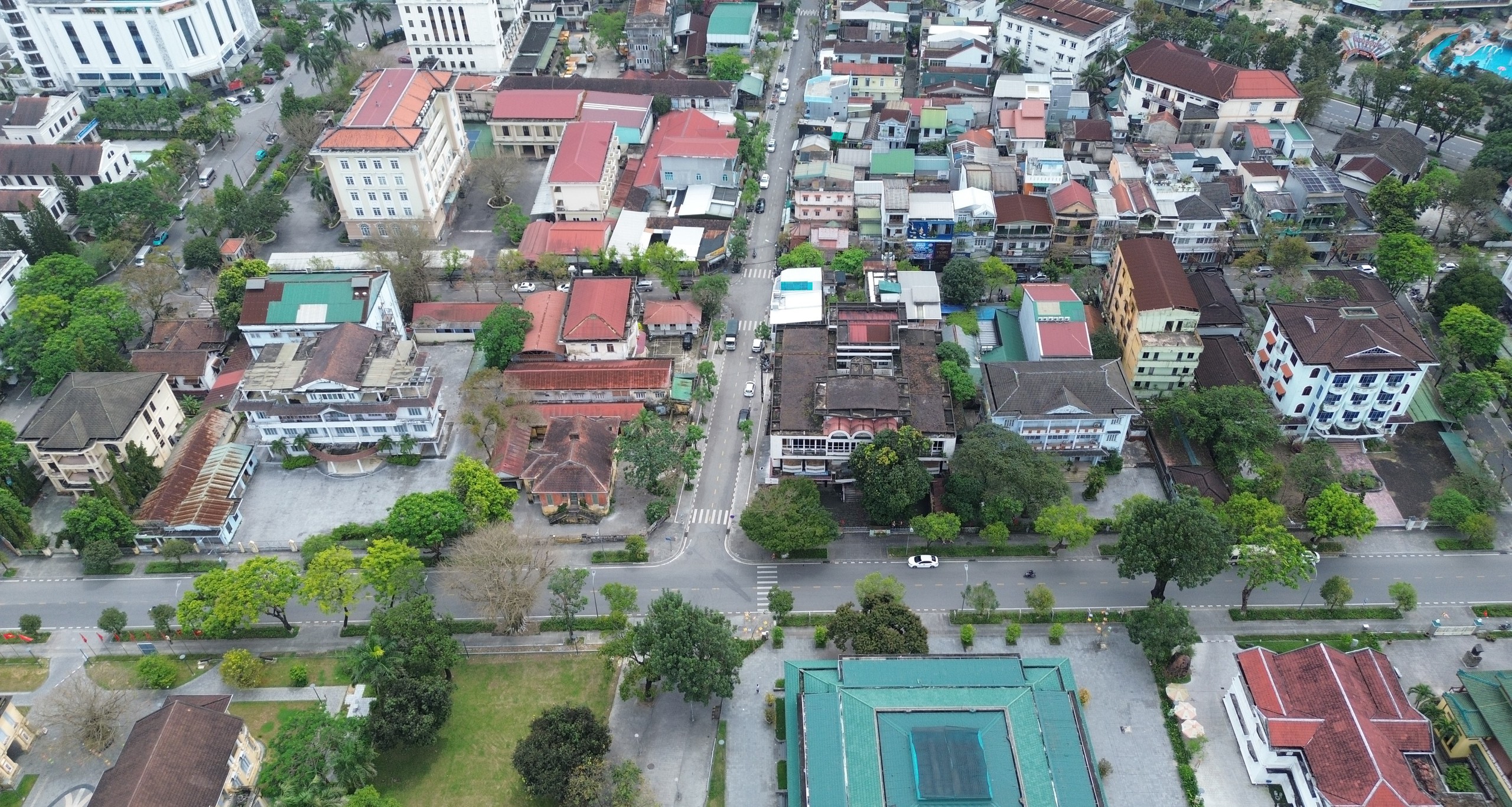 Huế: Loạt trụ sở cũ tr&ecirc;n &ldquo;đất v&agrave;ng&rdquo; bỏ hoang g&acirc;y l&atilde;ng ph&iacute;- Ảnh 7.