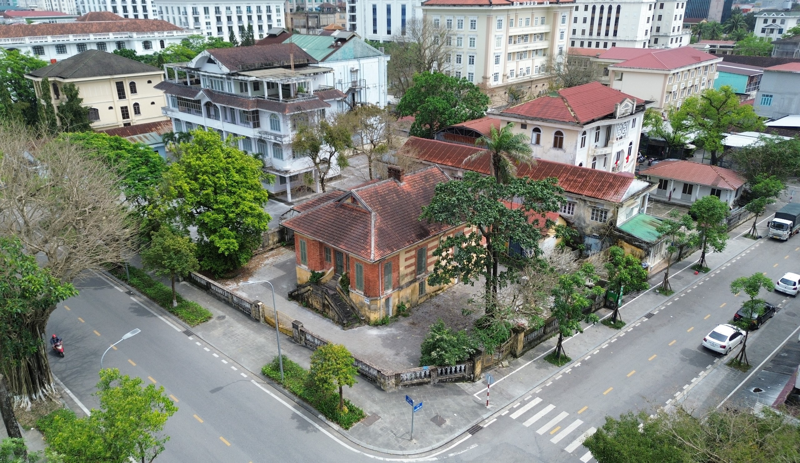 Huế: Loạt trụ sở cũ tr&ecirc;n &ldquo;đất v&agrave;ng&rdquo; bỏ hoang g&acirc;y l&atilde;ng ph&iacute;- Ảnh 9.