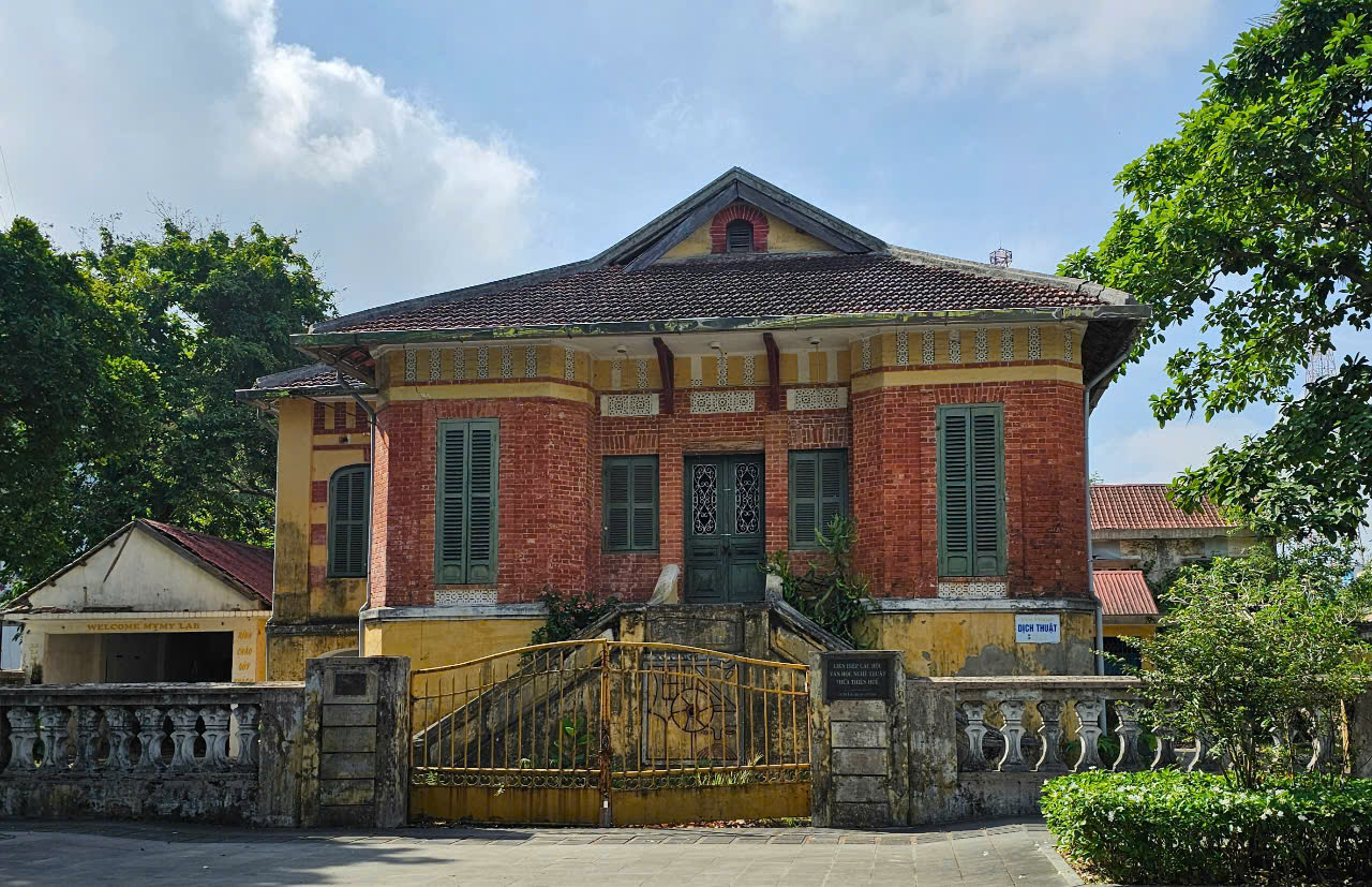 Huế: Loạt trụ sở cũ tr&ecirc;n &ldquo;đất v&agrave;ng&rdquo; bỏ hoang g&acirc;y l&atilde;ng ph&iacute;- Ảnh 11.