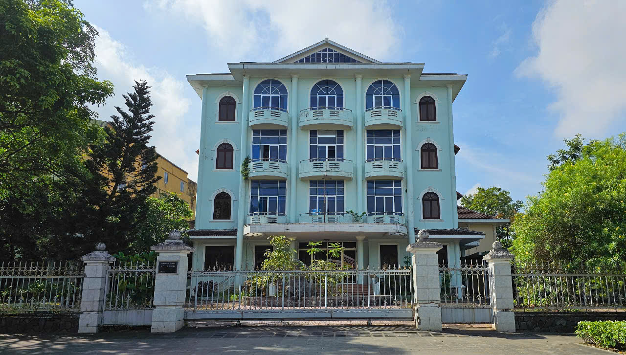 Huế: Loạt trụ sở cũ tr&ecirc;n &ldquo;đất v&agrave;ng&rdquo; bỏ hoang g&acirc;y l&atilde;ng ph&iacute;- Ảnh 8.