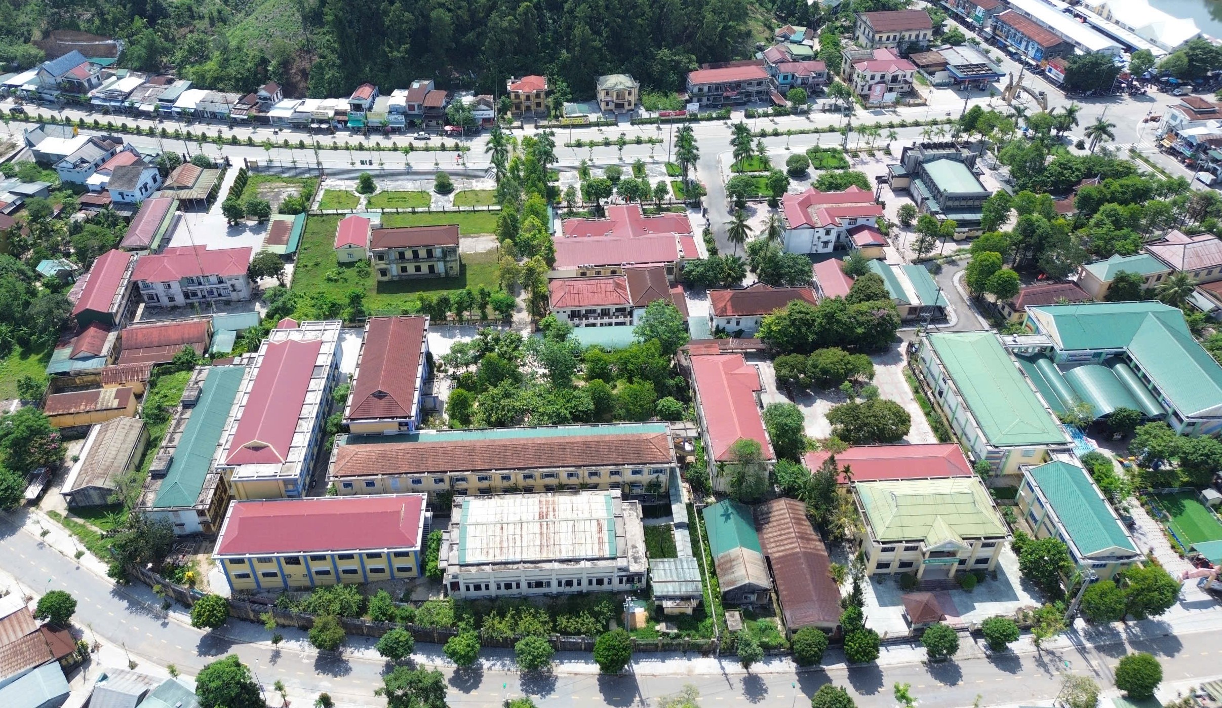 Huế: Loạt trụ sở cũ tr&ecirc;n &ldquo;đất v&agrave;ng&rdquo; bỏ hoang g&acirc;y l&atilde;ng ph&iacute;- Ảnh 1.