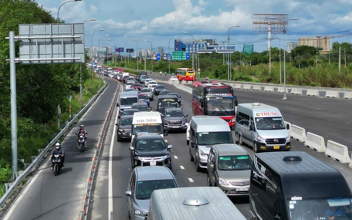 Tai nạn liên hoàn trên cao tốc TP.HCM - Long Thành - Dầu Giây, giao thông ùn ứ nhiều giờ- Ảnh 8. Cấm xe máy đi vào đường dẫn cao tốc TP.HCM - Long Thành - Dầu Giây từ ngày 7/6