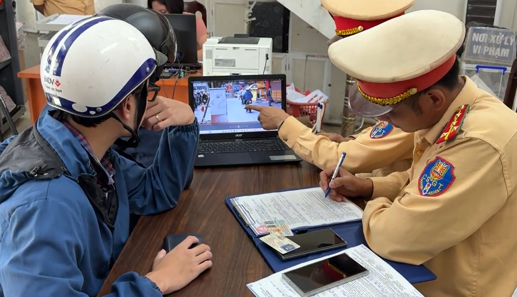 H&agrave; Nội: Cận cảnh camera lưu động bắt lỗi vi phạm, loạt t&agrave;i xế bị xử phạt- Ảnh 10.