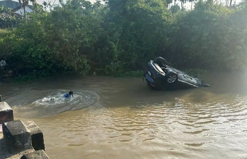 Ô tô lao xuống sông, ông và cháu ngoại thoát nạn trong gang tấc- Ảnh 1. Ô tô lao xuống sông, ông và cháu ngoại thoát nạn trong gang tấc- Ảnh 1.