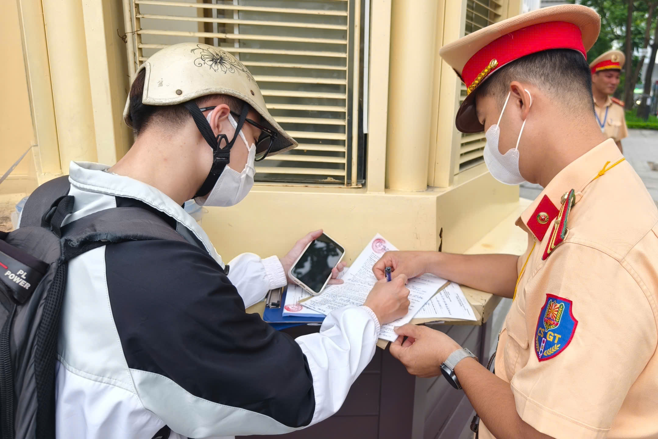 H&agrave; Nội: Cận cảnh camera lưu động bắt lỗi vi phạm, loạt t&agrave;i xế bị xử phạt- Ảnh 9.