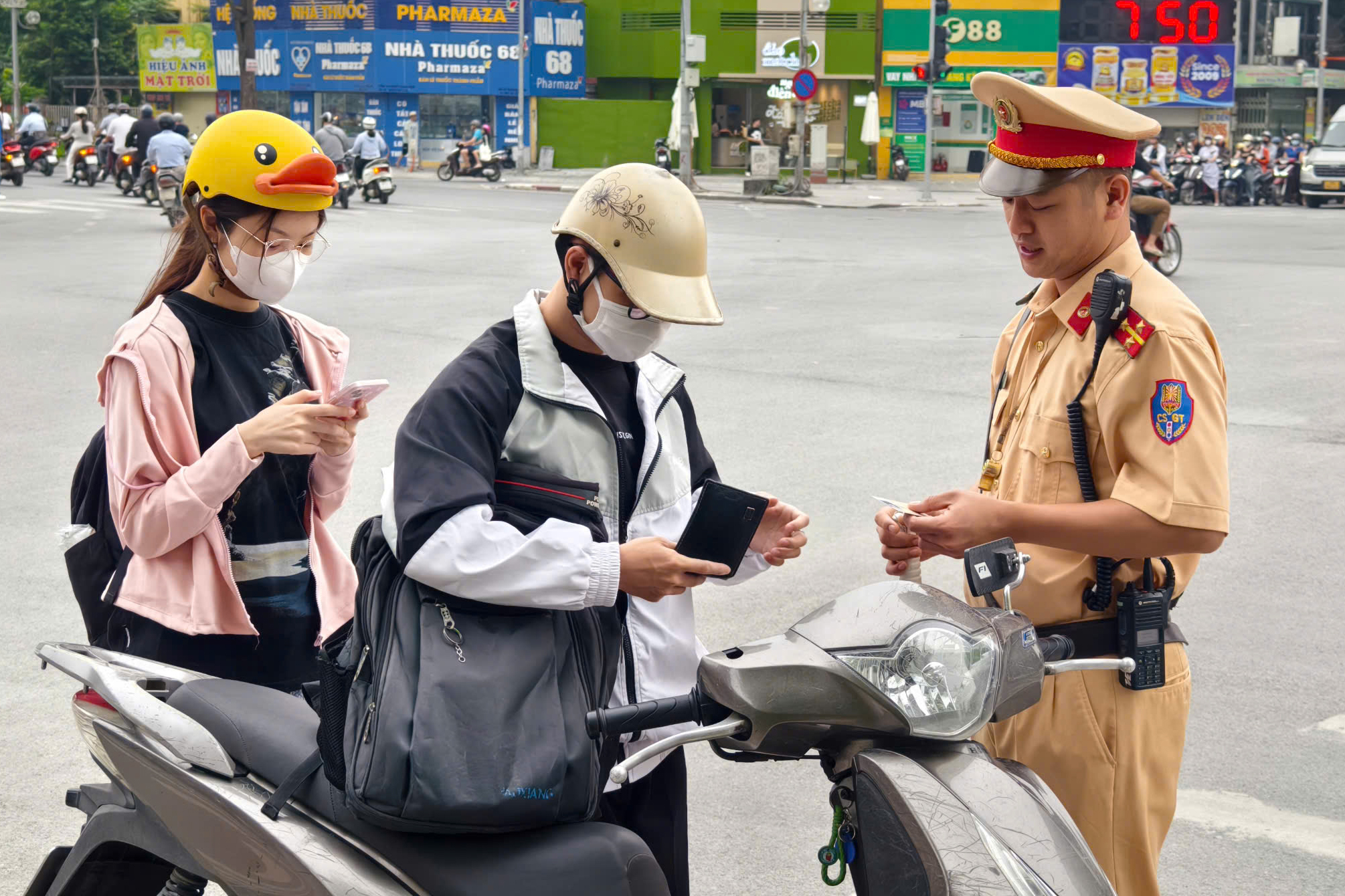 H&agrave; Nội: Cận cảnh camera lưu động bắt lỗi vi phạm, loạt t&agrave;i xế bị xử phạt- Ảnh 5.