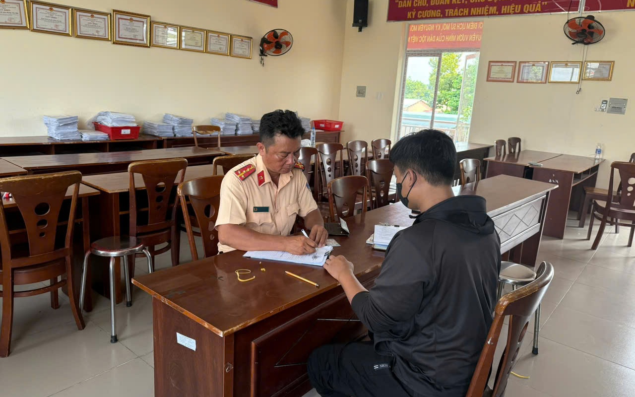 T&agrave;i xế ba g&aacute;c đi ngược chiều, th&aacute;ch thức &ocirc; t&ocirc; ở Củ Chi bị phạt hơn 33 triệu đồng