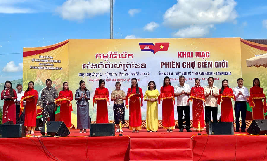 Gia Lai: Hạ tầng giao th&ocirc;ng đồng bộ - Th&uacute;c đẩy thương mại bi&ecirc;n giới ph&aacute;t triển- Ảnh 2.