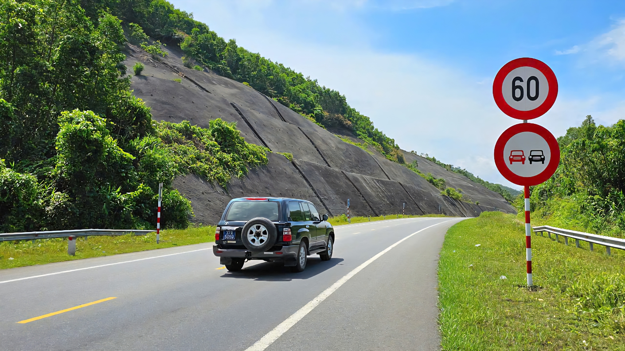 Cận cảnh tuyến La Sơn - H&ograve;a Li&ecirc;n trước giờ mở rộng th&agrave;nh cao tốc- Ảnh 2.