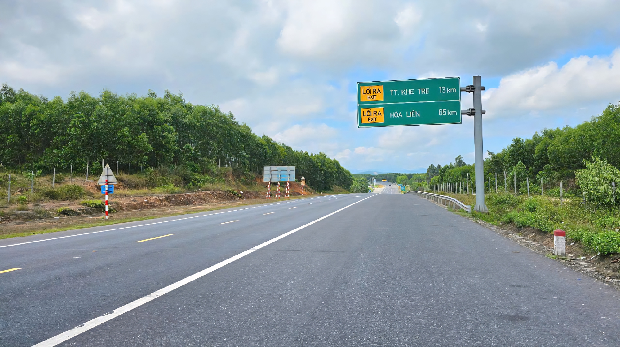 Cận cảnh tuyến La Sơn - H&ograve;a Li&ecirc;n trước giờ mở rộng th&agrave;nh cao tốc- Ảnh 13.