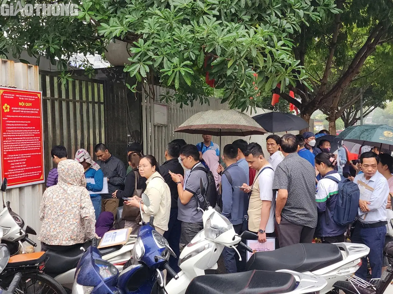 Dân Thủ đô không còn phải xếp hàng nộp hồ sơ đất đai- Ảnh 1. Dân Thủ đô không còn phải xếp hàng nộp hồ sơ đất đai- Ảnh 1.