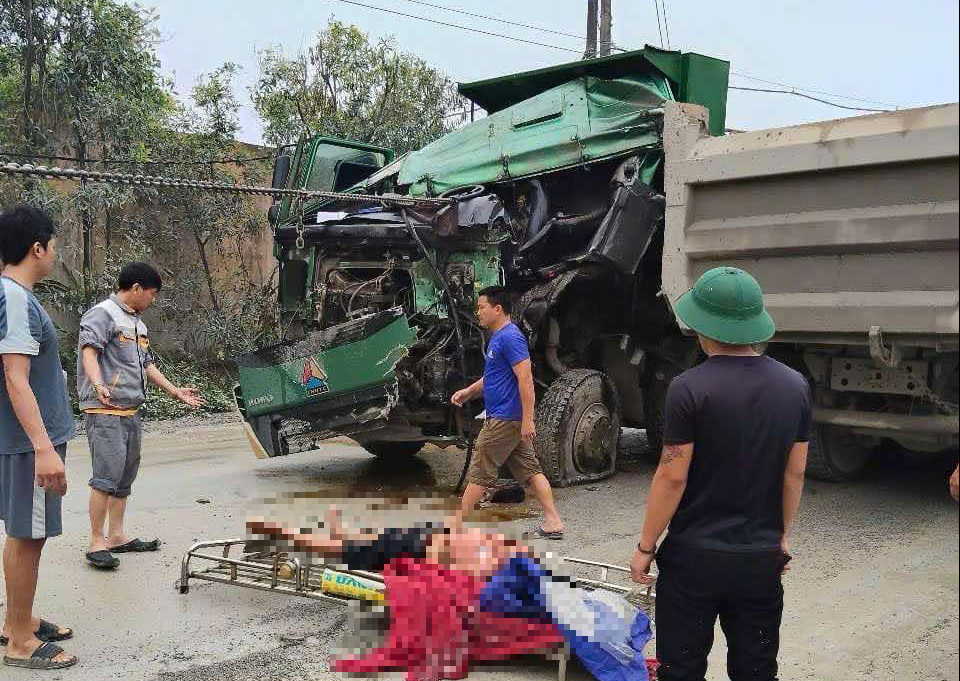 Xe tải chạy lấn làn khi vào cua gây tai nạn liên hoàn, tài xế bị thương nặng- Ảnh 1. Xe tải chạy lấn làn khi vào cua gây tai nạn liên hoàn, tài xế bị thương nặng- Ảnh 1.