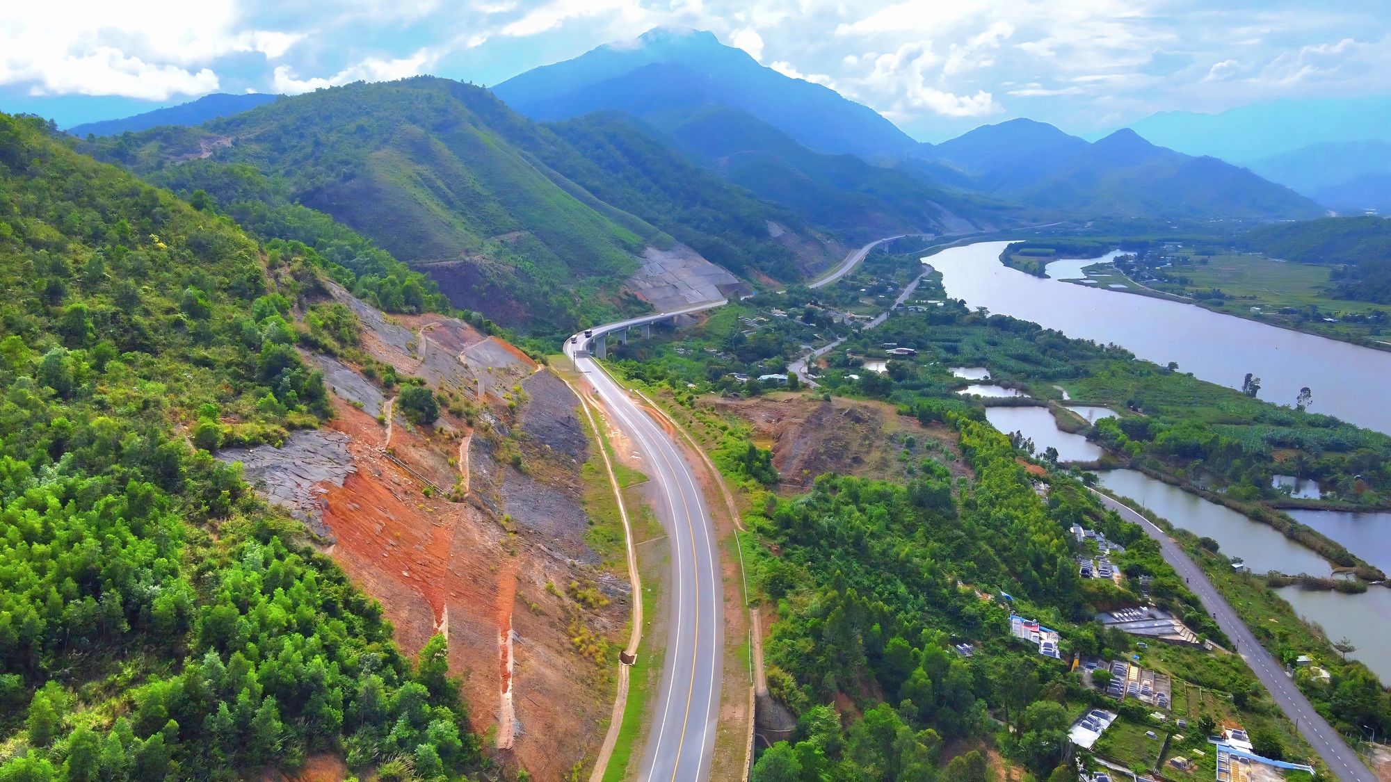 Cận cảnh tuyến La Sơn - H&ograve;a Li&ecirc;n trước giờ mở rộng th&agrave;nh cao tốc- Ảnh 1.