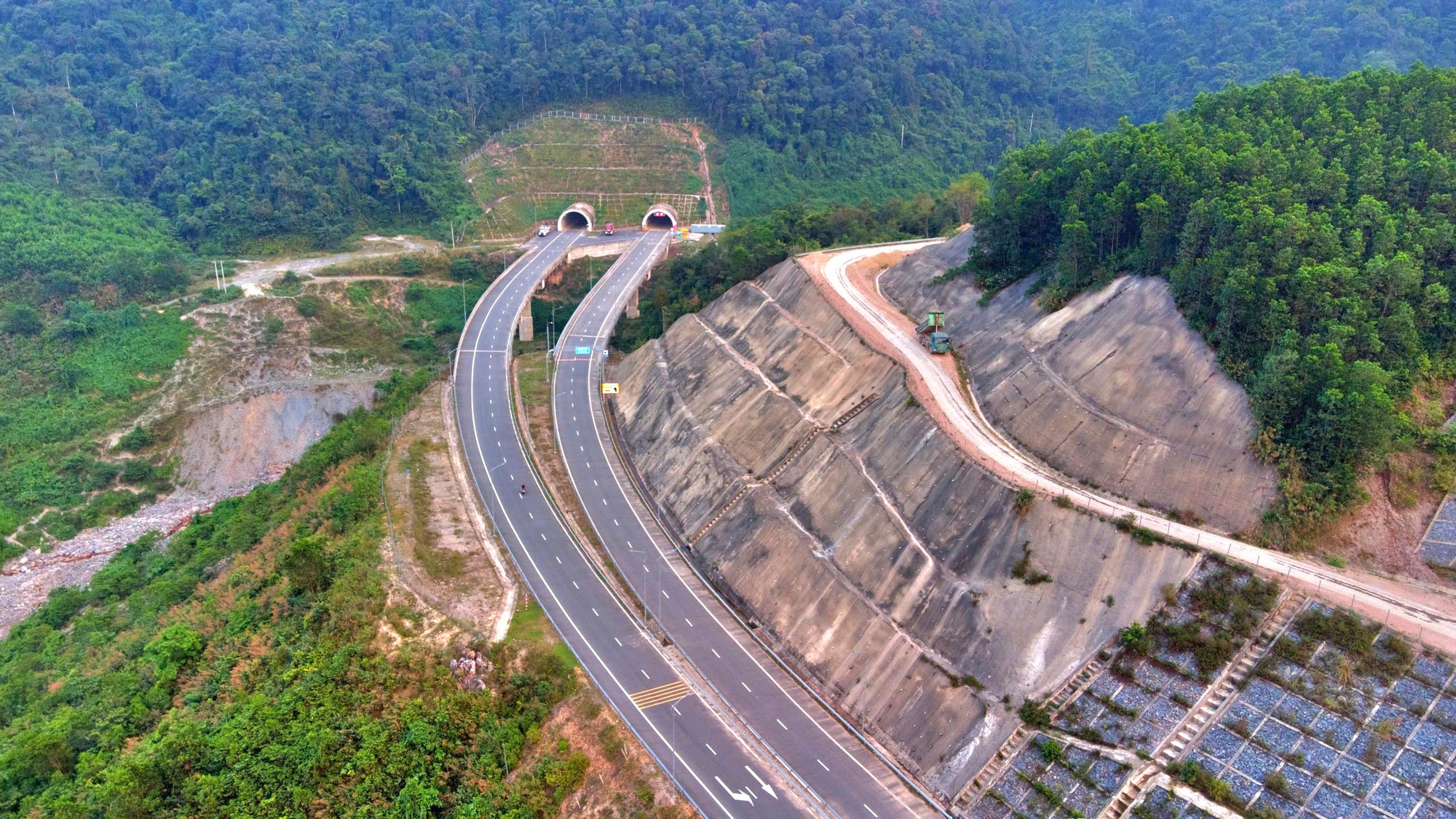 Cận cảnh tuyến La Sơn - H&ograve;a Li&ecirc;n trước giờ mở rộng th&agrave;nh cao tốc- Ảnh 3.
