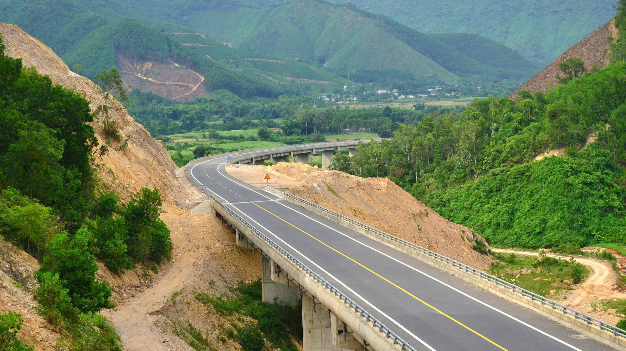 Cận cảnh tuyến La Sơn - H&ograve;a Li&ecirc;n trước giờ mở rộng th&agrave;nh cao tốc- Ảnh 4.