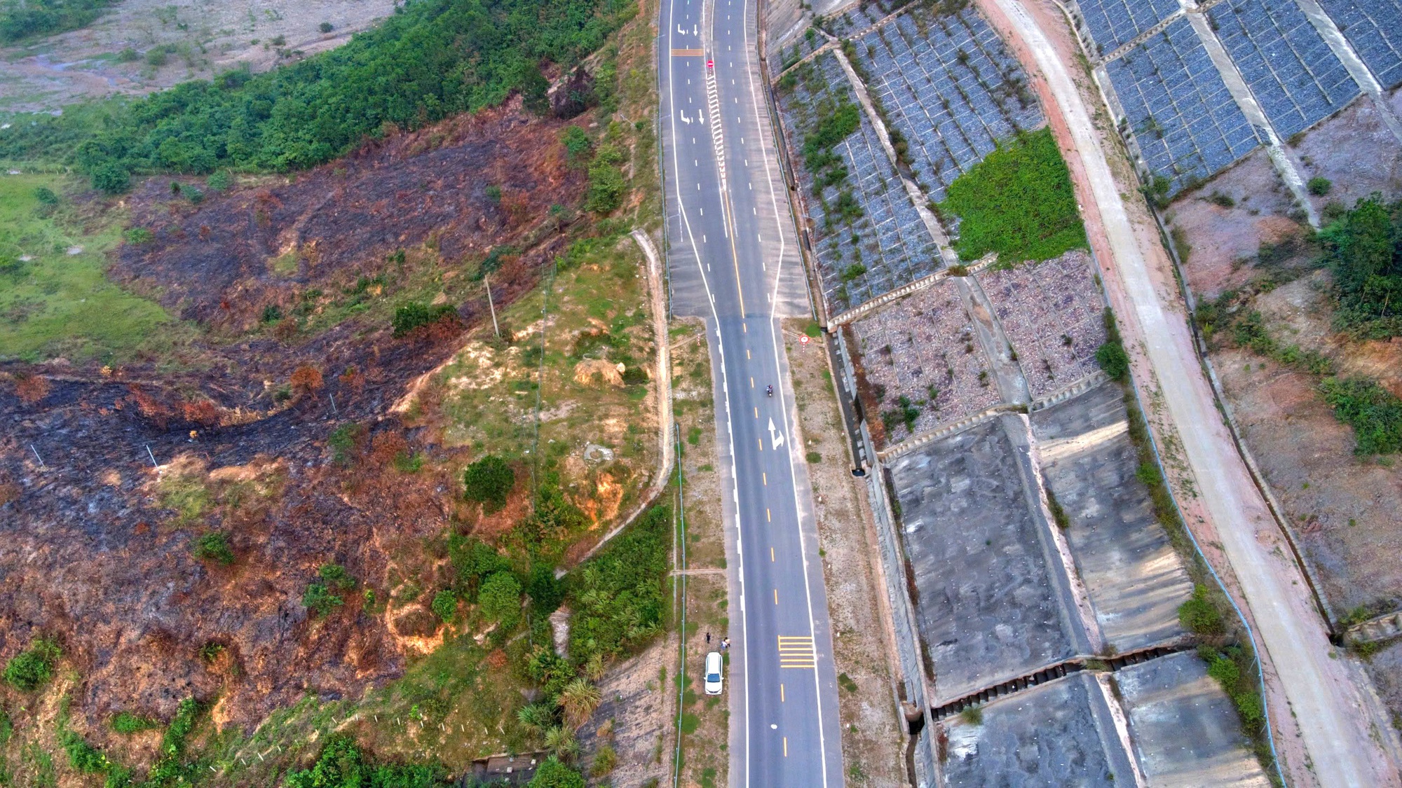 Cận cảnh tuyến La Sơn - H&ograve;a Li&ecirc;n trước giờ mở rộng th&agrave;nh cao tốc- Ảnh 10.