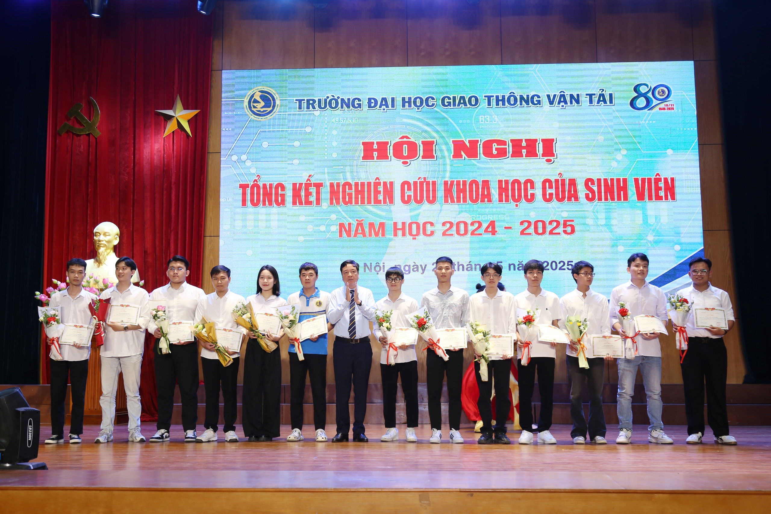 63 nghi&ecirc;n cứu khoa học xuất sắc của sinh vi&ecirc;n Đại học GTVT được trao giải- Ảnh 1.