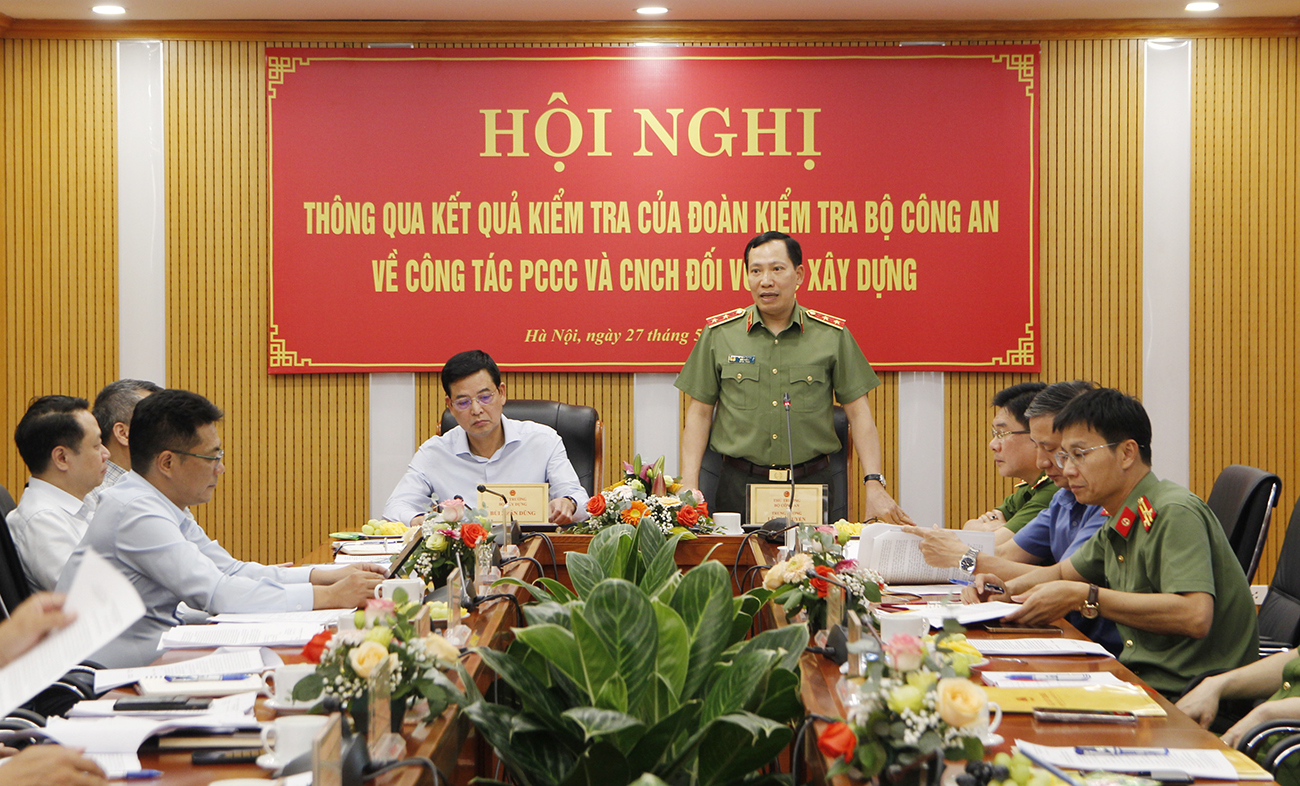 Thứ trưởng Bộ C&ocirc;ng An, Trung tướng L&ecirc; Văn Tuyến ph&aacute;t biểu chỉ đạo tại Hội nghị.
