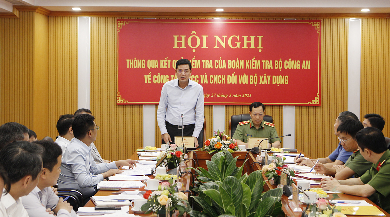 Thứ trưởng Bộ X&acirc;y dựng B&ugrave;i Xu&acirc;n Dũng ph&aacute;t biểu tại Hội nghi.