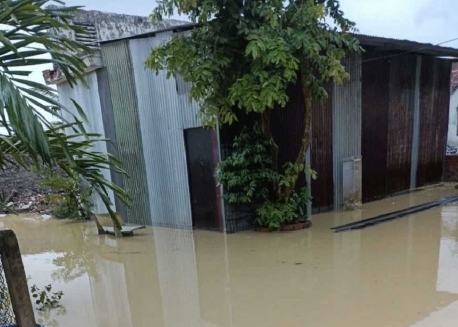 Gấp r&uacute;t xử l&yacute; t&igrave;nh trạng mưa ngập nh&agrave; d&acirc;n gần c&ocirc;ng tr&igrave;nh cao tốc Bi&ecirc;n H&ograve;a - Vũng T&agrave;u- Ảnh 2.