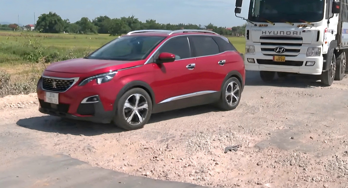 Đường ĐH20 nối Nghệ An - Hà Tĩnh xuống cấp, người dân lo ngại khi lưu thông- Ảnh 2. Đường ĐH20 nối Nghệ An - Hà Tĩnh xuống cấp, người dân lo ngại khi lưu thông- Ảnh 2.