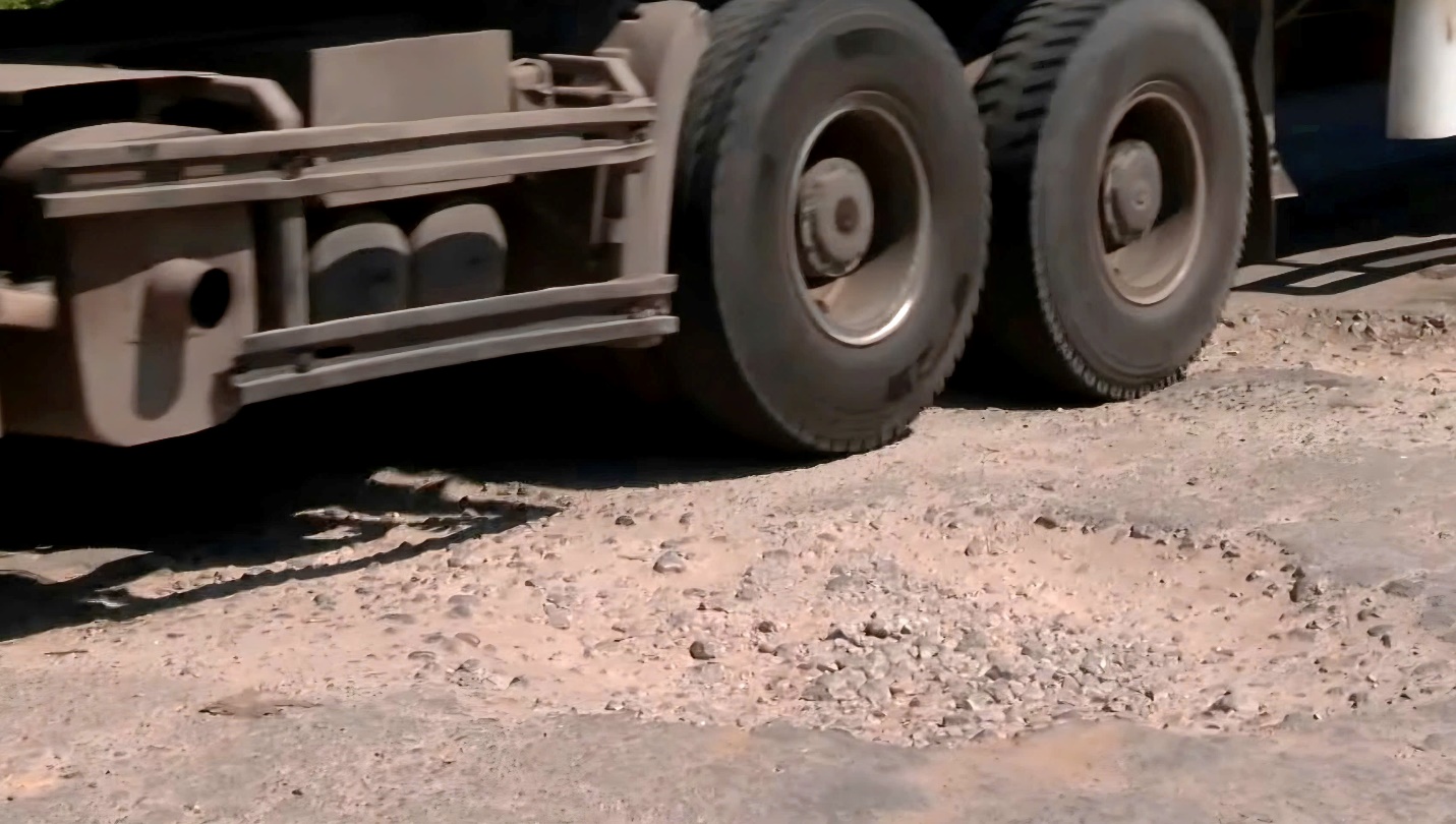 Đường ĐH20 nối Nghệ An - Hà Tĩnh xuống cấp, người dân lo ngại khi lưu thông- Ảnh 3. Đường ĐH20 nối Nghệ An - Hà Tĩnh xuống cấp, người dân lo ngại khi lưu thông- Ảnh 3.